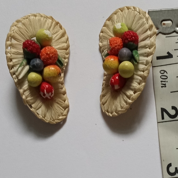 *RARE* Made In West Germany Horn of Plenty Fruit Basket 1940's Clip-on Earrings - Picture 4 of 5